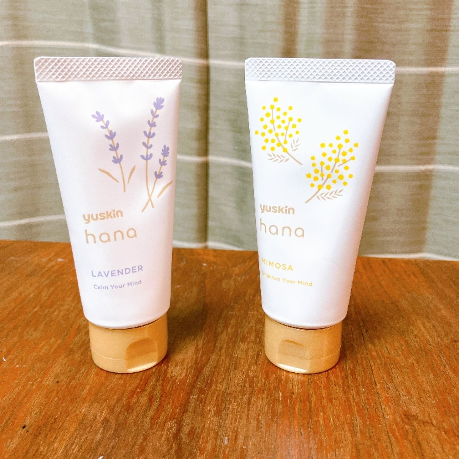 香りの異なる2種類のユースキンhanaを手のひらでミックス！