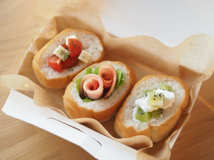 『ロールパン』を切って詰めるだけ！お弁当がパッと華やぐ「鉢植えサンド」がかわいすぎる♪