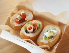 『ロールパン』を切って詰めるだけ！お弁当がパッと華やぐ「鉢植えサンド」がかわいすぎる♪
