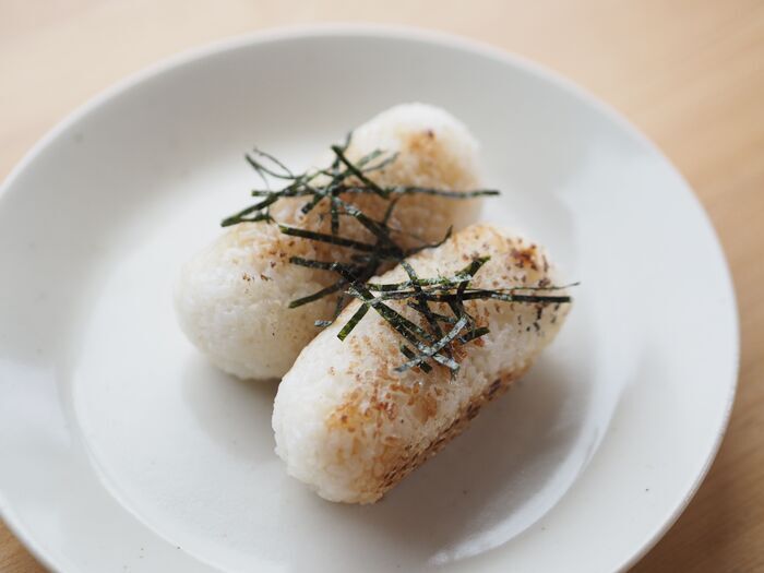 『ウインナー』はおにぎりに入れて！ご飯で巻いて焼くだけ「ライスドッグ」が香ばしくて食べ応え満点♪