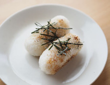 『ウインナー』はおにぎりに入れて！ご飯で巻いて焼くだけ「ライスドッグ」が香ばしくて食べ応え満点♪