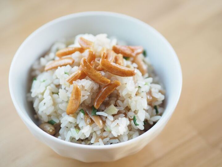 『柿ピー』をご飯と一緒に炊いてみたら…!?まさかのモチモチ食感「柿ピー炊き込みご飯」がクセになる♪