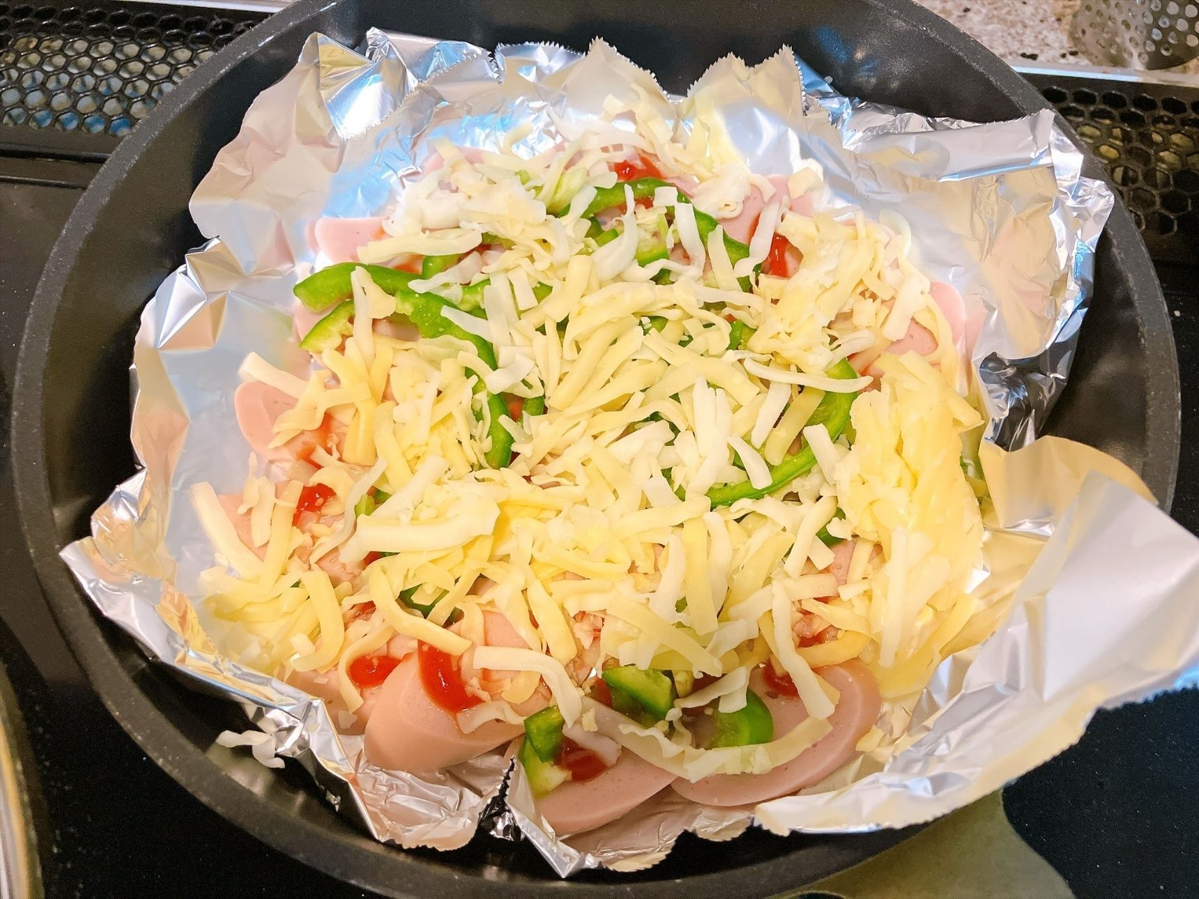 薄く切った魚肉ソーセージに具材を乗せる