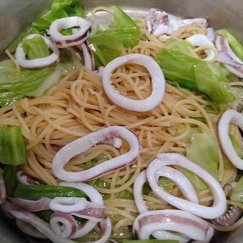 パスタ、イカにオリーブ油を加える
