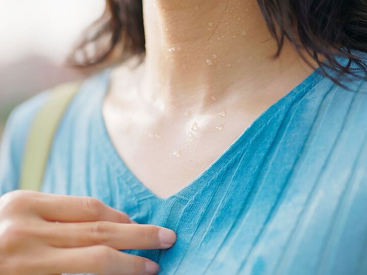 【40代・50代】「なんで私だけ暑いの!?」秋なのに汗が止まらない…体に起きている変化とは