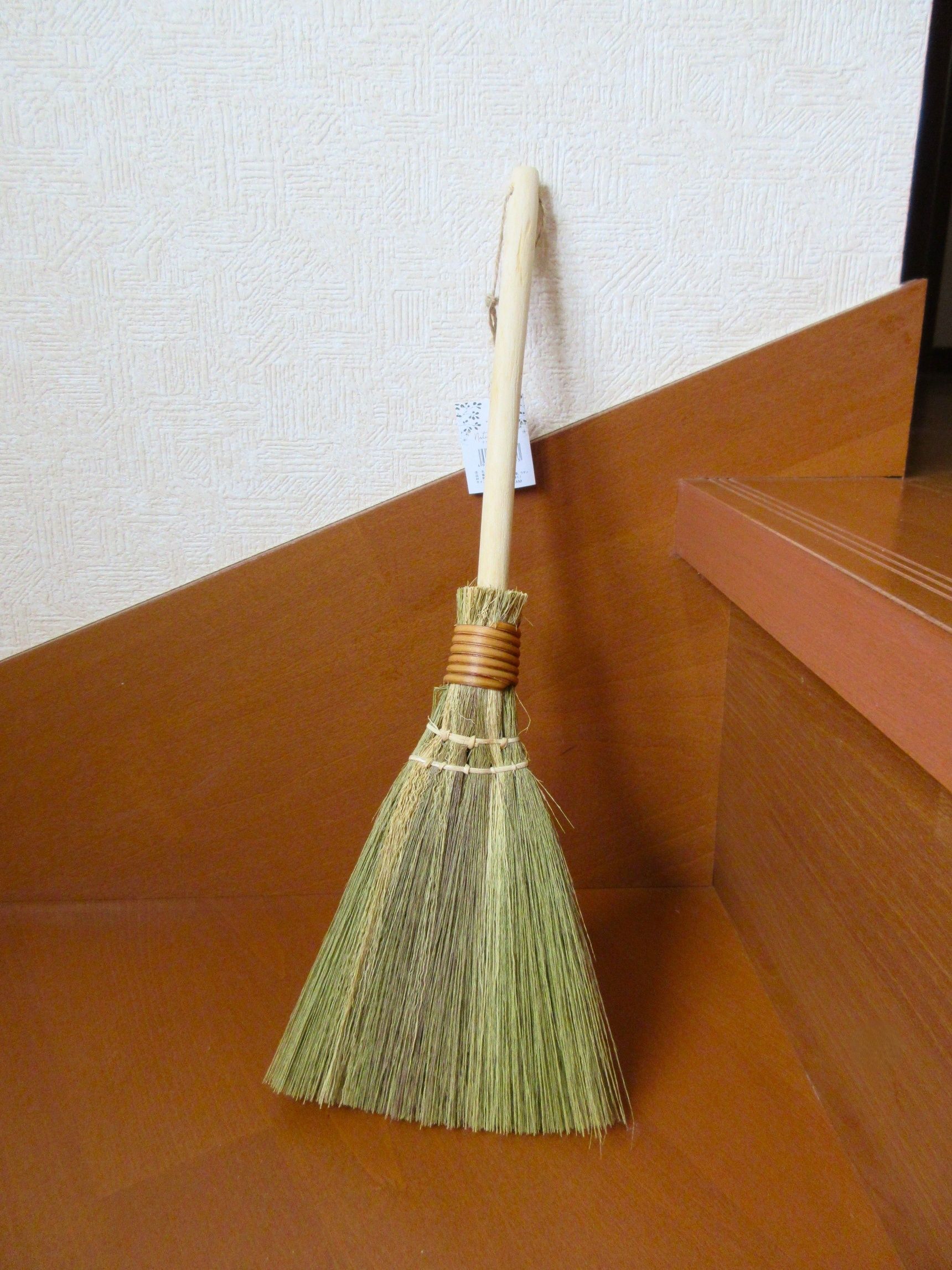 セリアのベトナムほうき、ちょこっと掃除にとっても便利！