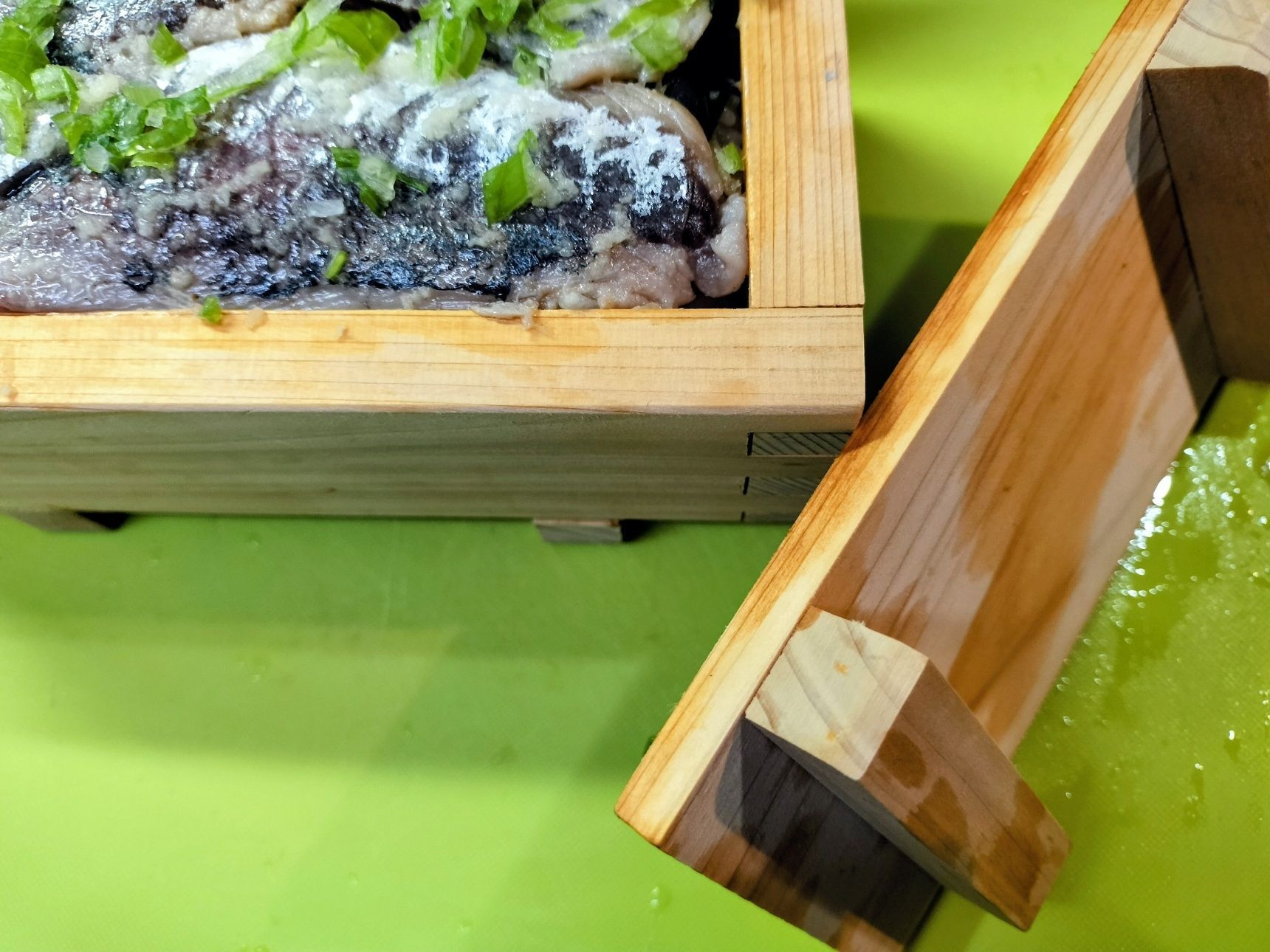 6、蓋をのせ、しっかりと押す→ビニール袋に入れて密閉し、冷蔵庫で30分ほど味を馴染ませる→5分ほど常温で休ませる