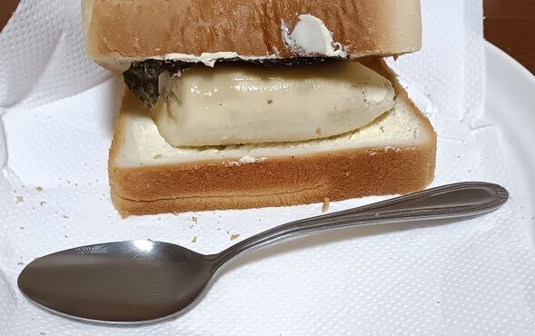 バナナ、バター、のりで作るサンドイッチ。私は朝食にいただきます