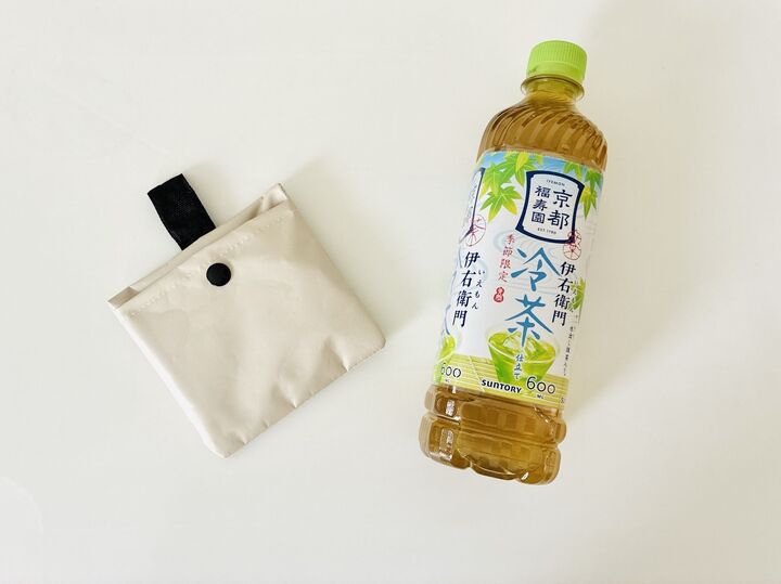 【セリア】「考えた人、天才!」600mLのペットボトルが収納できる“ミニポーチ”の正体とは?