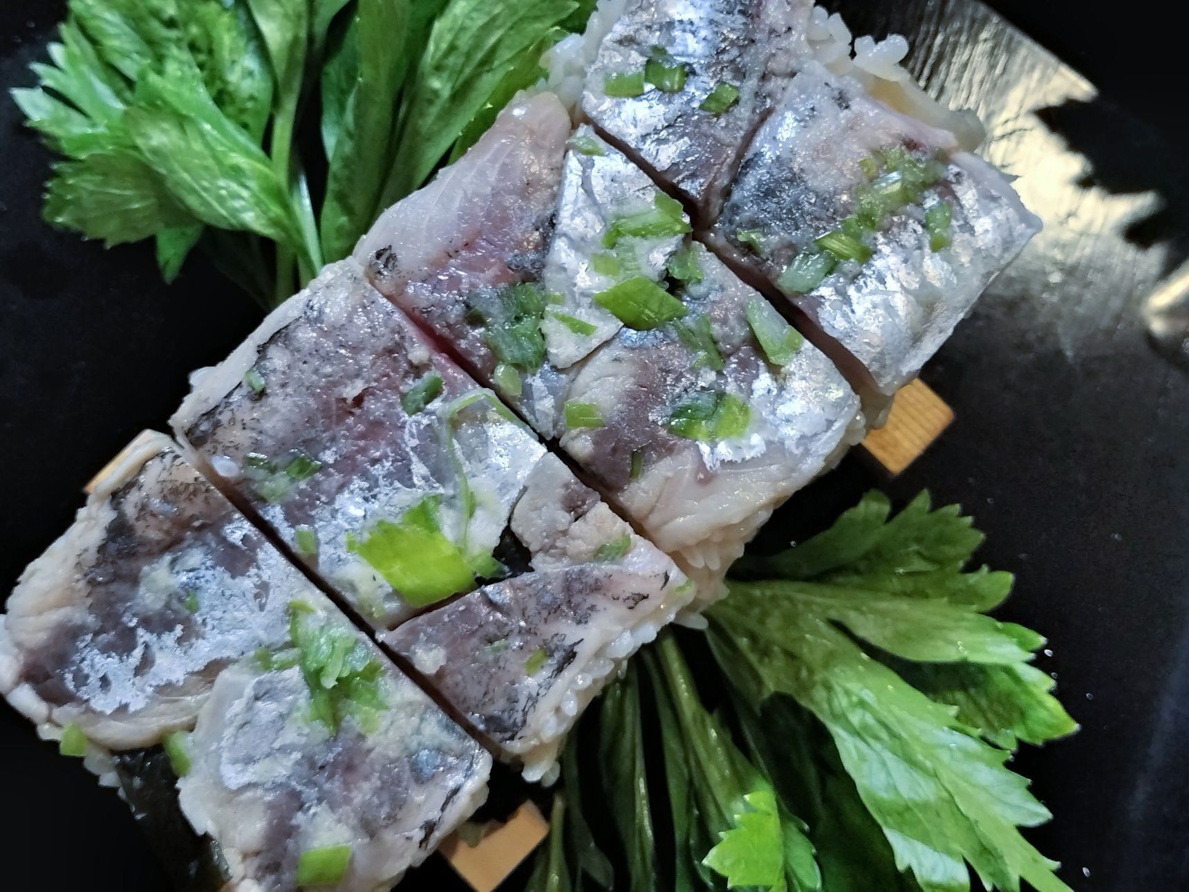 ひと手間でワンランクアップ！鯵の押し寿司！仕上げのＷジンジャーと昆布で旨味と風味をプラス！