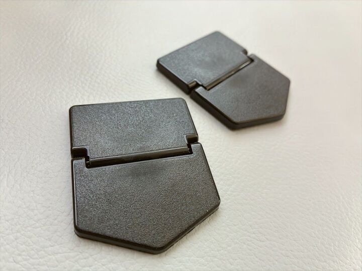 【ダイソー】ただの黒い板じゃない!パカッと折るだけで「こんなに便利なの!?」110円で手放せなくなりそう