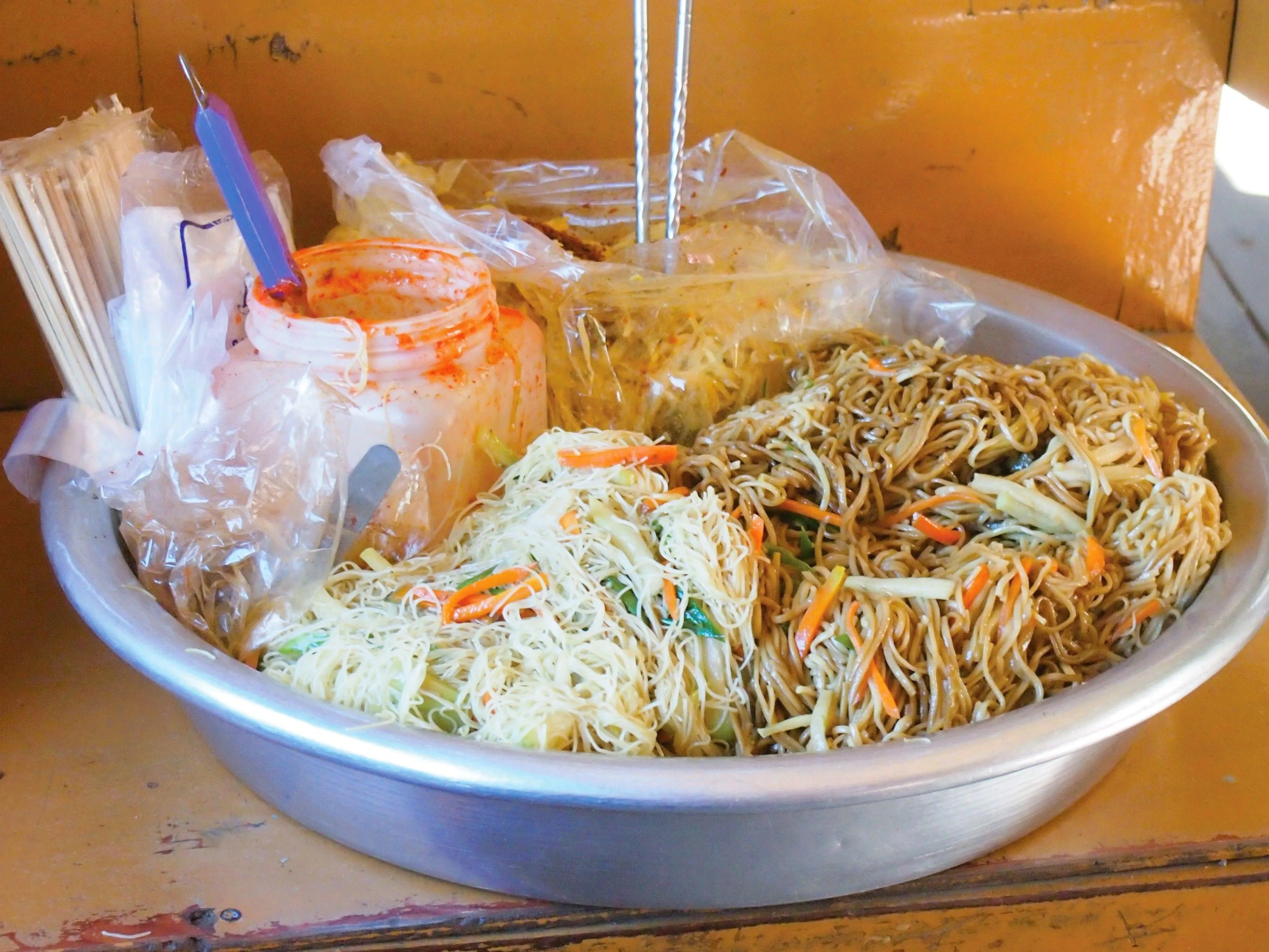 ミャンマーの麺料理を食べ歩き！シャン・カウスェー、モヒンガー…旅人・低橋さんが現地で出会ったローカル麺【世界思い出旅ごはん おかわり】