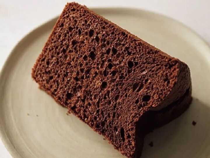 〈オイルなし〉ふわふわ「チョコレートシフォンケーキ」の作り方。濃厚なチョコレートの味と香りを楽しめますよ♪