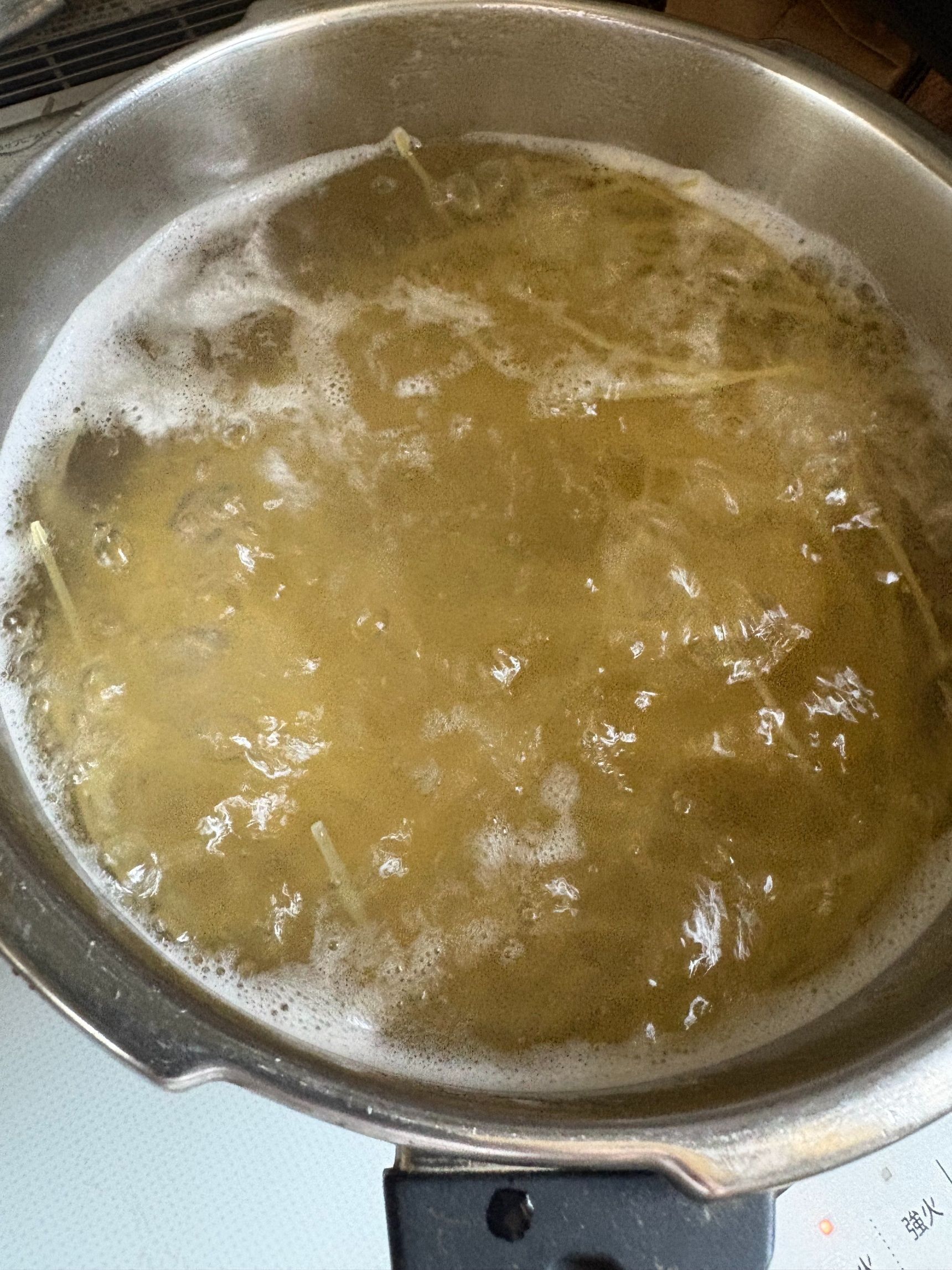 パスタはしっかり塩味が付くくらいに塩茹でしてください。