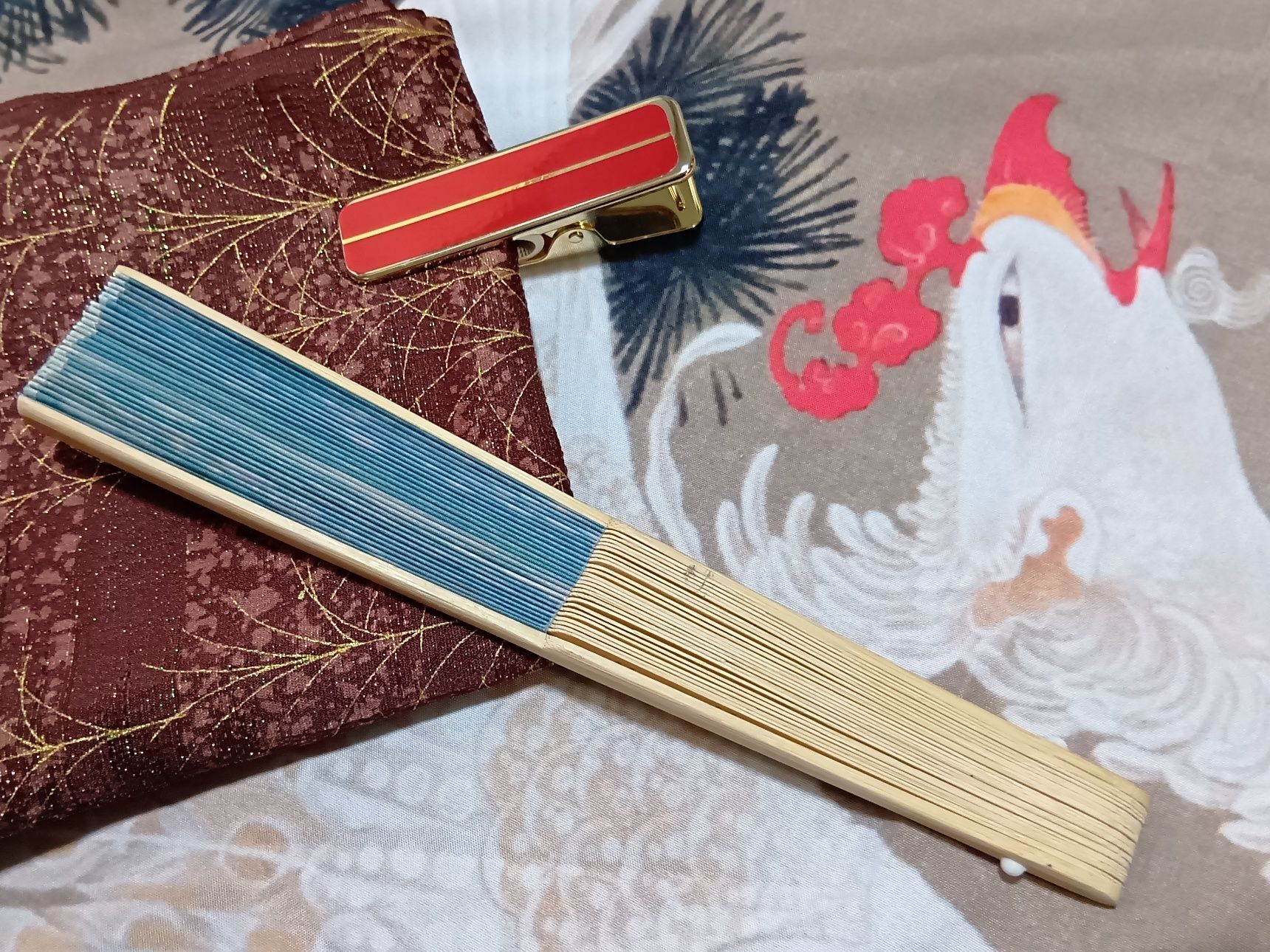 急に脱げないから、暑さを感じたら、扇子を使う！