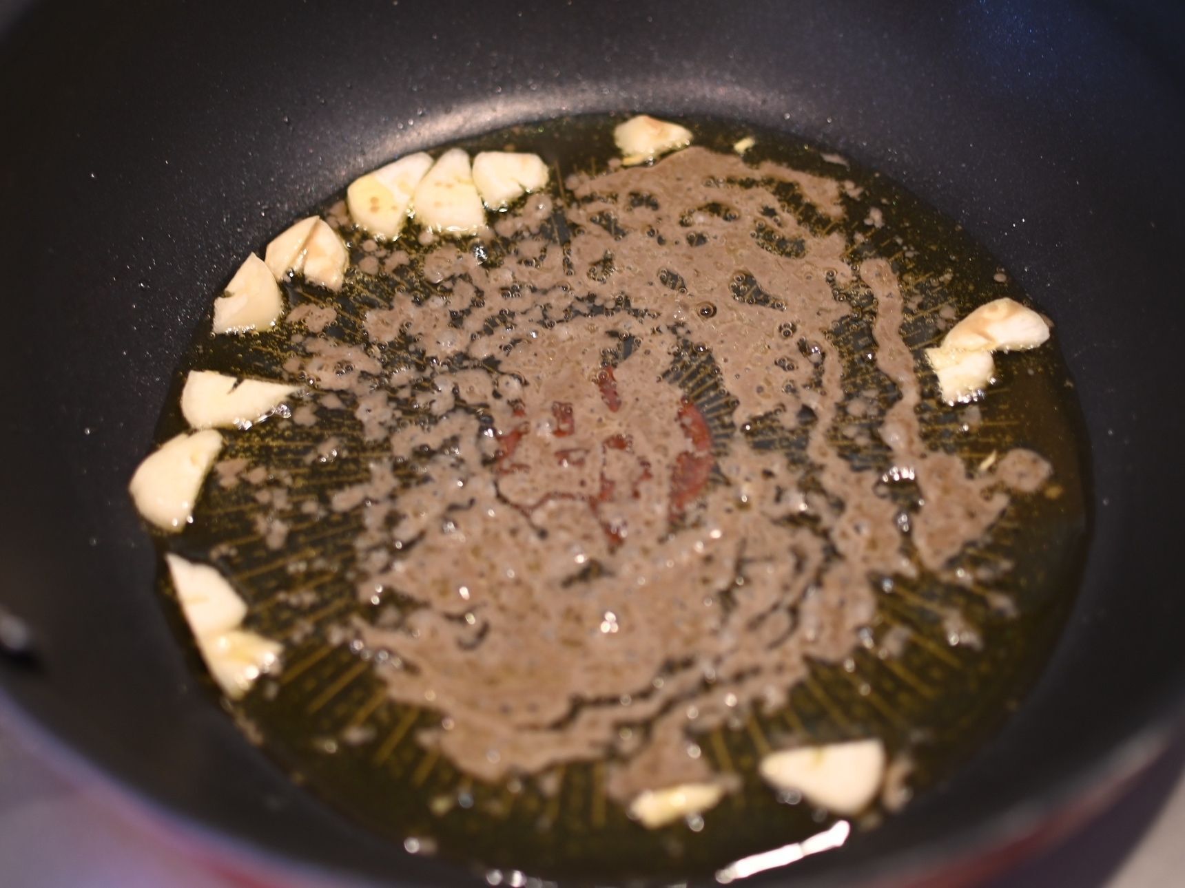にんにくとアンチョビを炒めます