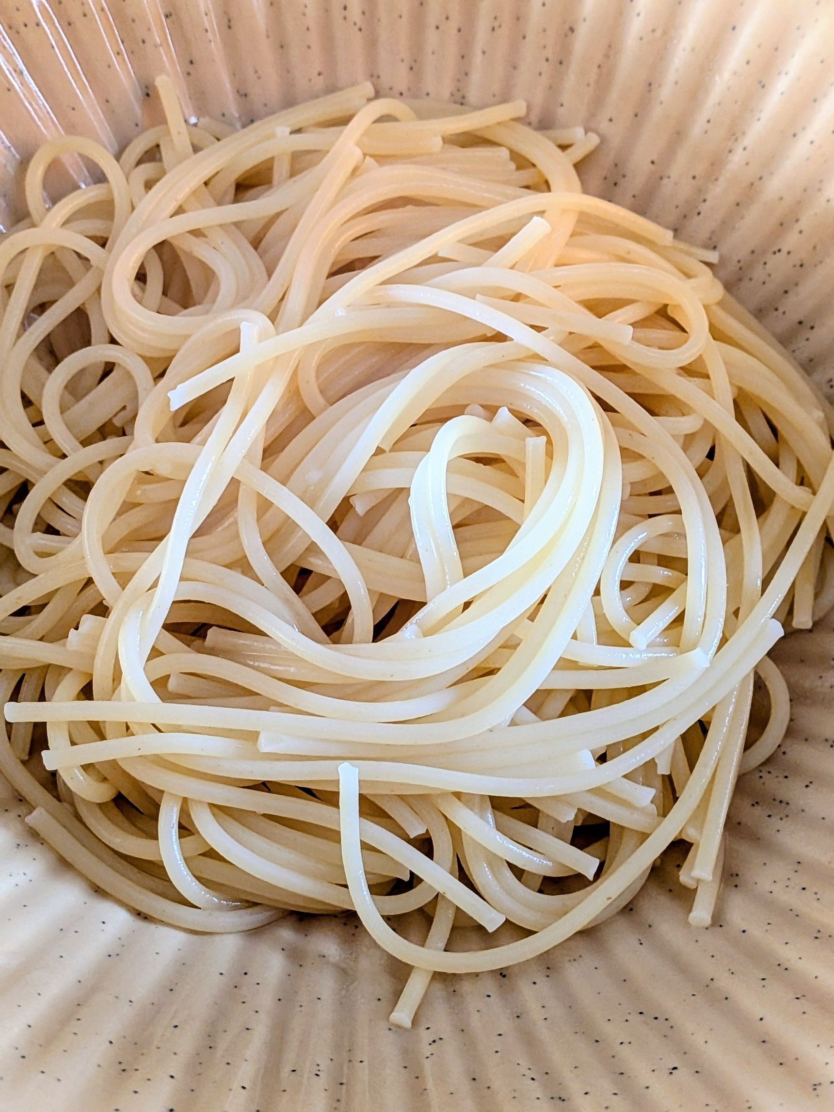 6、取り出しザルでお湯を切る。皿に盛り付ける。