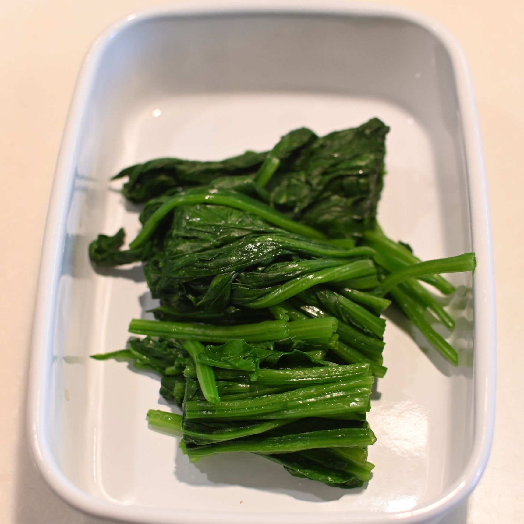 ほうれん草をゆがき、切ります