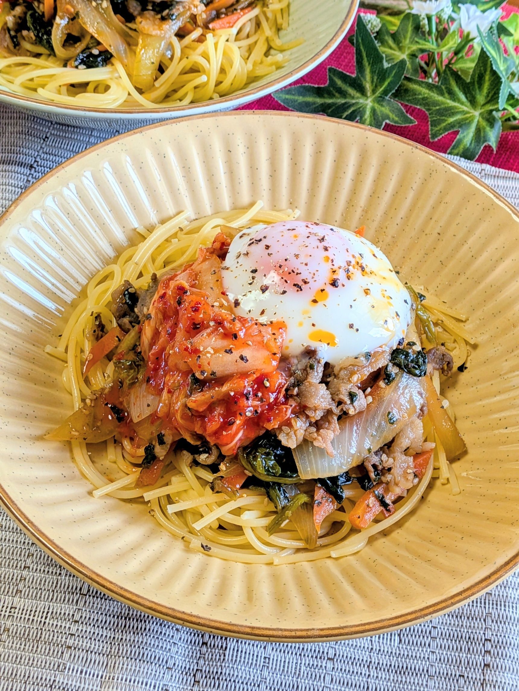 野菜たっぷり摂れる！【温玉のせビビンパスタ】