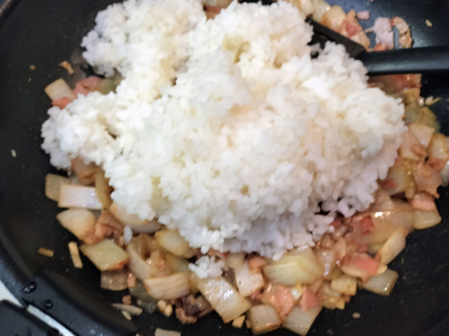 2. 白飯を加えて混ぜ、ふたをして弱火で10分ほど火を通す