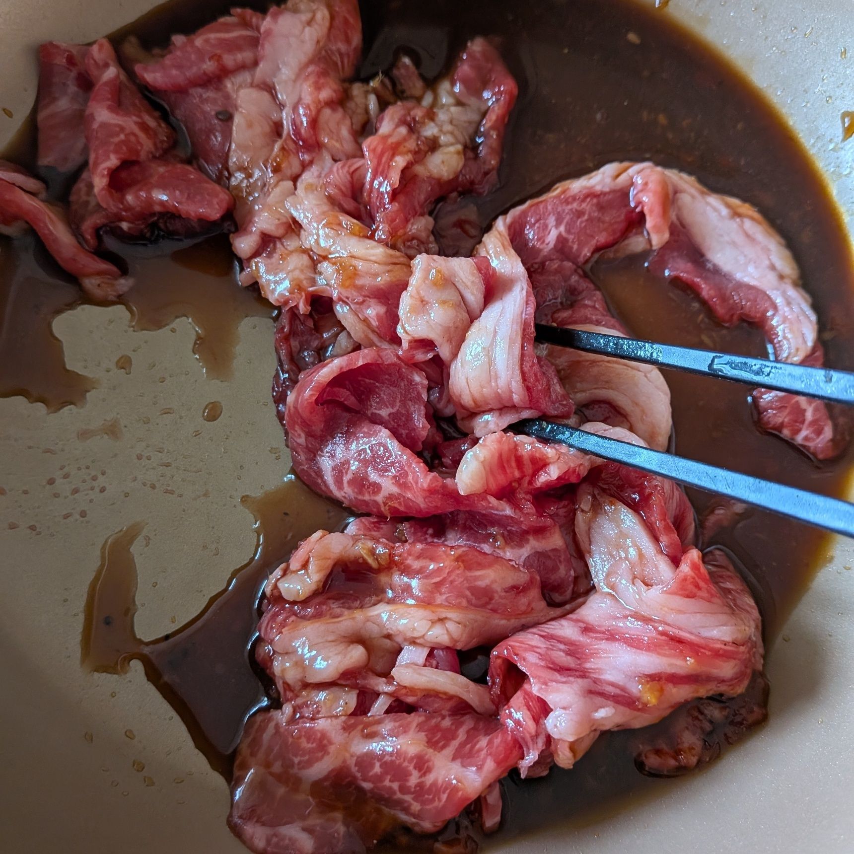 1、牛肉薄切りと◯をフライパンに入れて混ぜ合わせる。