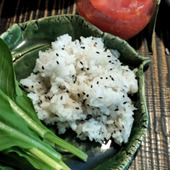 揚げ物には白飯！白飯にひと手間加えて、爽やかな風味とプチプチ香ばしさをプラス！