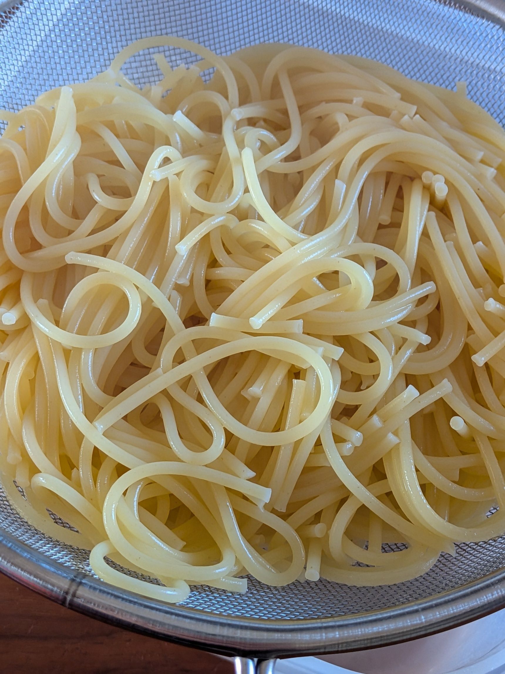5、工程3のスパゲッティを取り出し、ザルにあげる。お皿に盛り付ける。