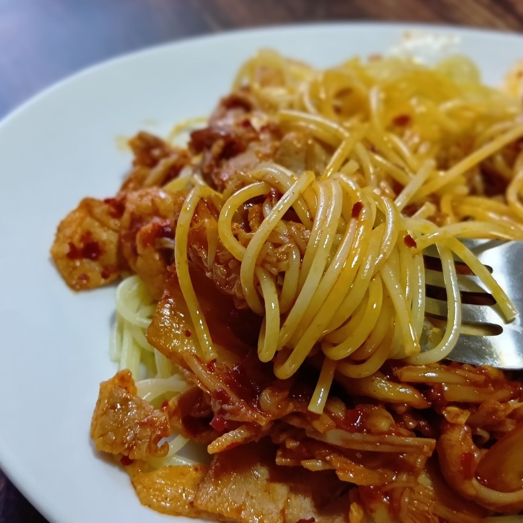 豚バラ肉の旨味と白菜キムチのピリ辛味、えのきの食感が楽しめるスパゲティーです。えのき入りの豚キムチをスパゲティーによく絡めて、一緒にいただいてくださいね！