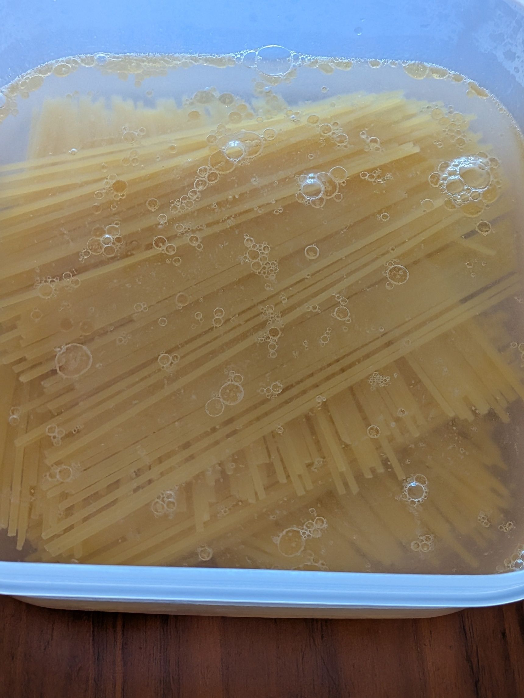 3、スパゲッティを茹でる。耐熱容器に◎を入れ、スパゲッティの袋の表示から1分多めに設定し、600Wの電子レンジで加熱する。
