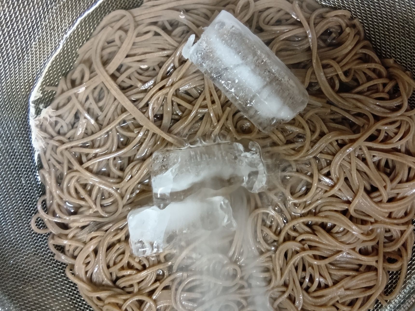 そばをゆで、盛り付ける