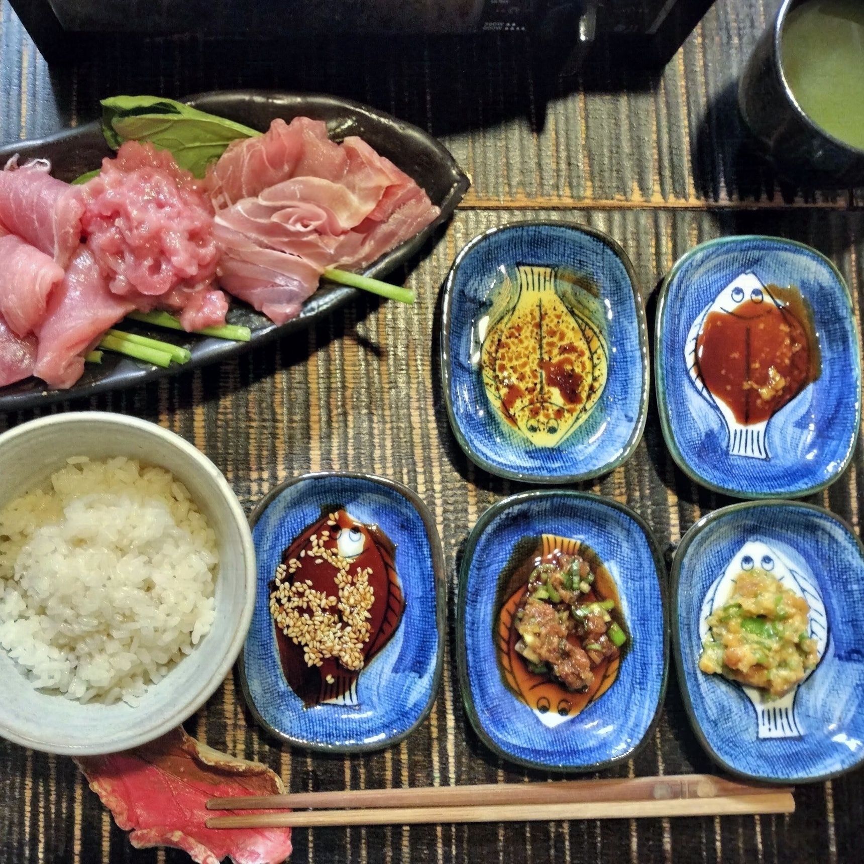 安価なバチマグロ！生バチマグロは別格！刺身と炙り！タレは5種類！