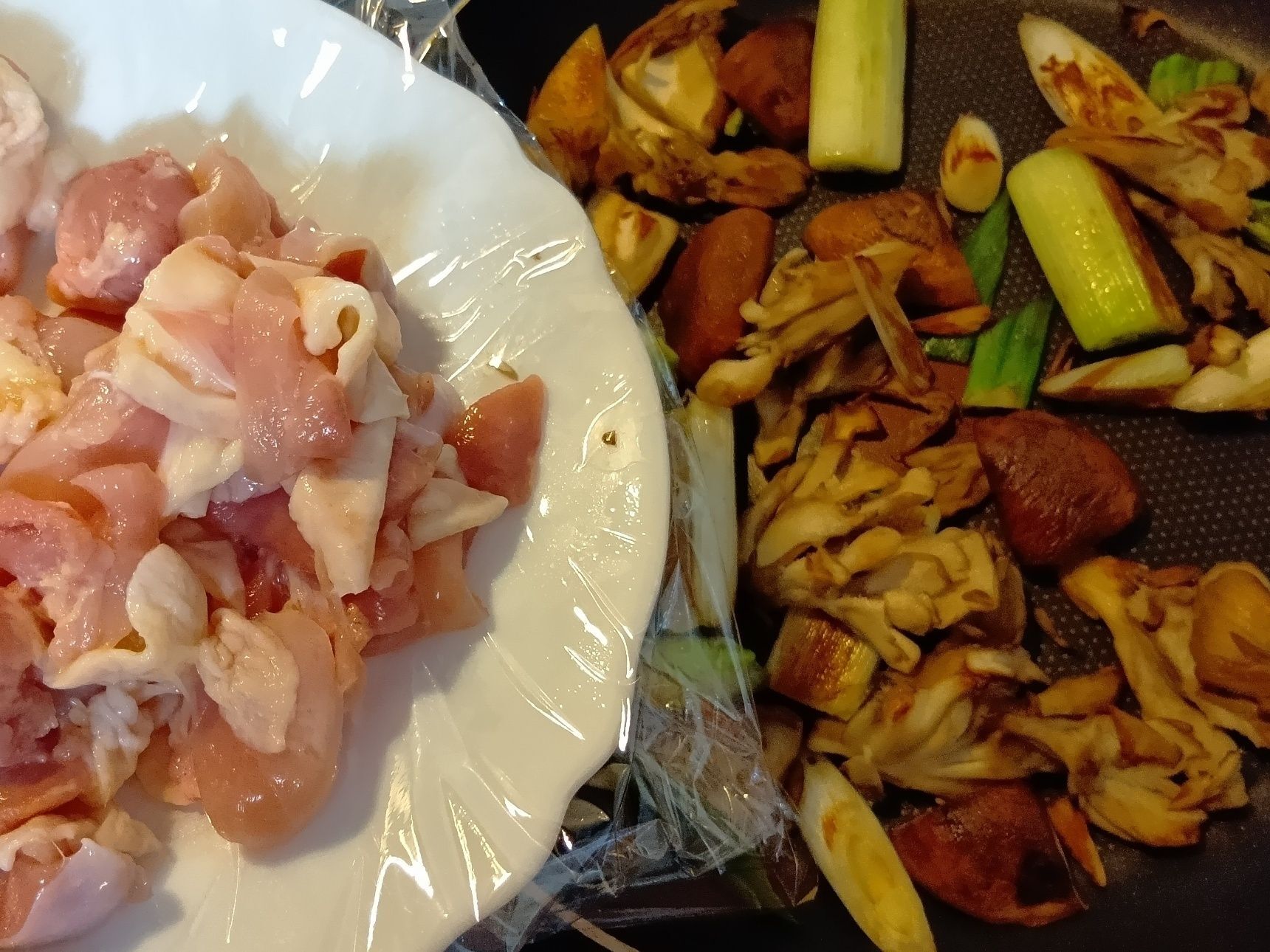 鶏肉を煮て、焼いた具材を加える