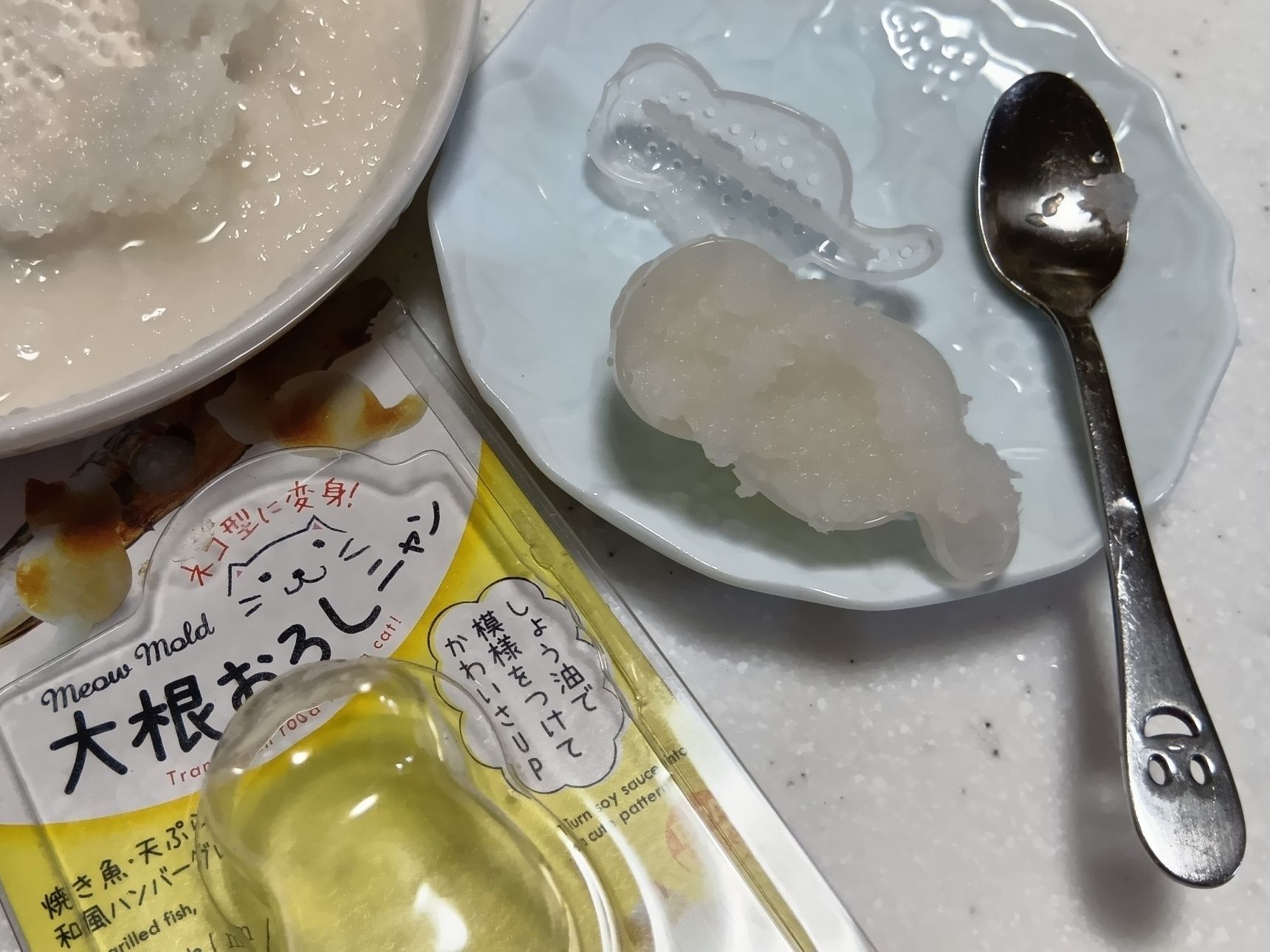 猫モチーフの大根おろしを作る