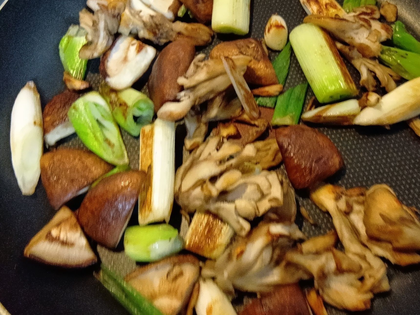 きのこと白ねぎを焼く