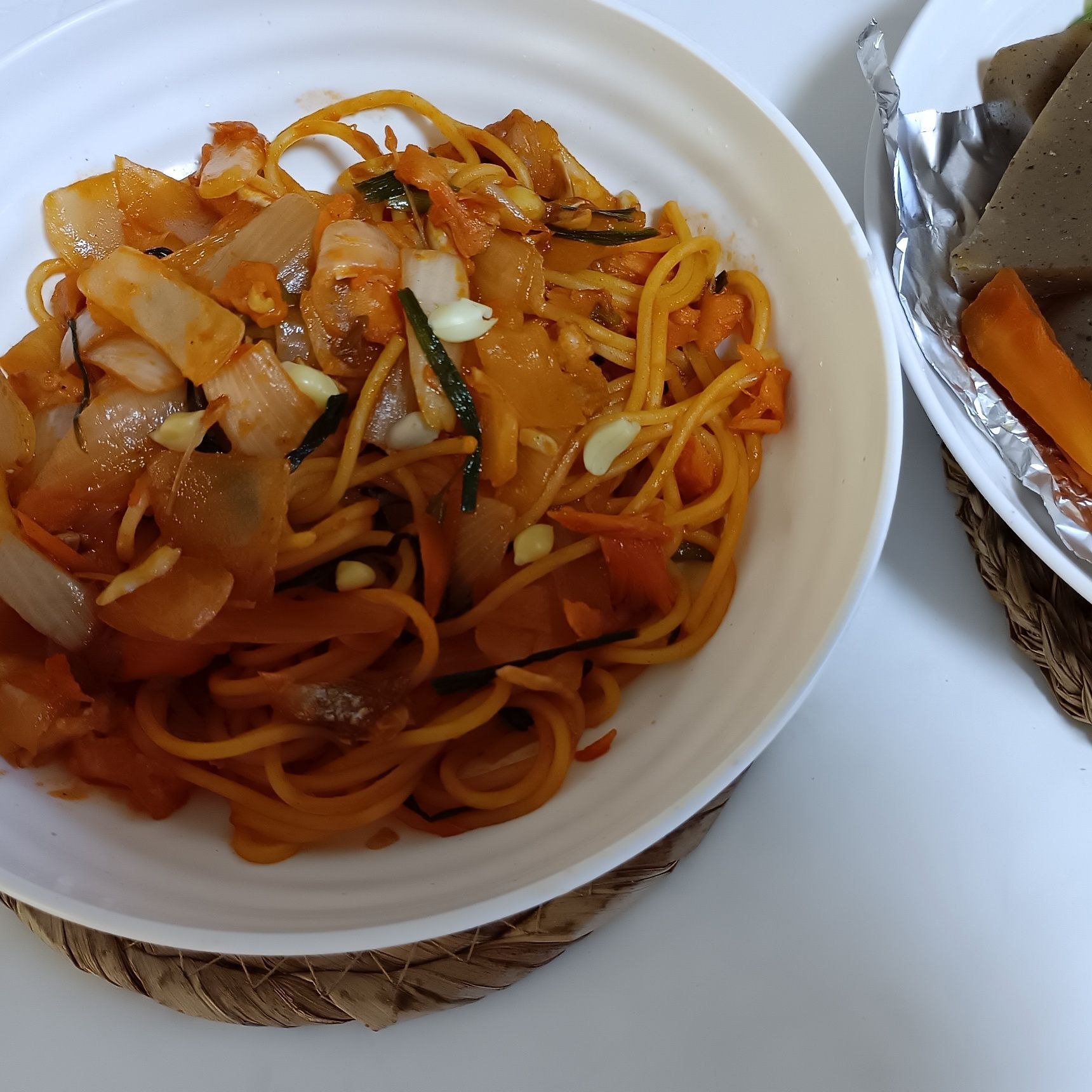 落花生と玉ねぎ、刻み海苔、キャベツのパスタ