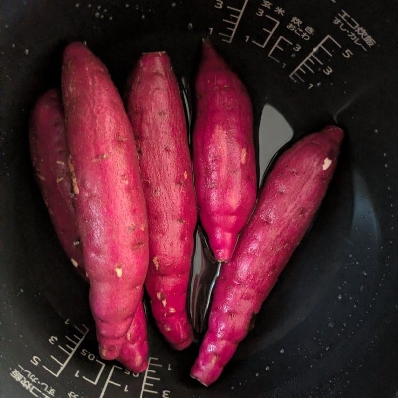 炊飯器にさつま芋＋水を入れて…