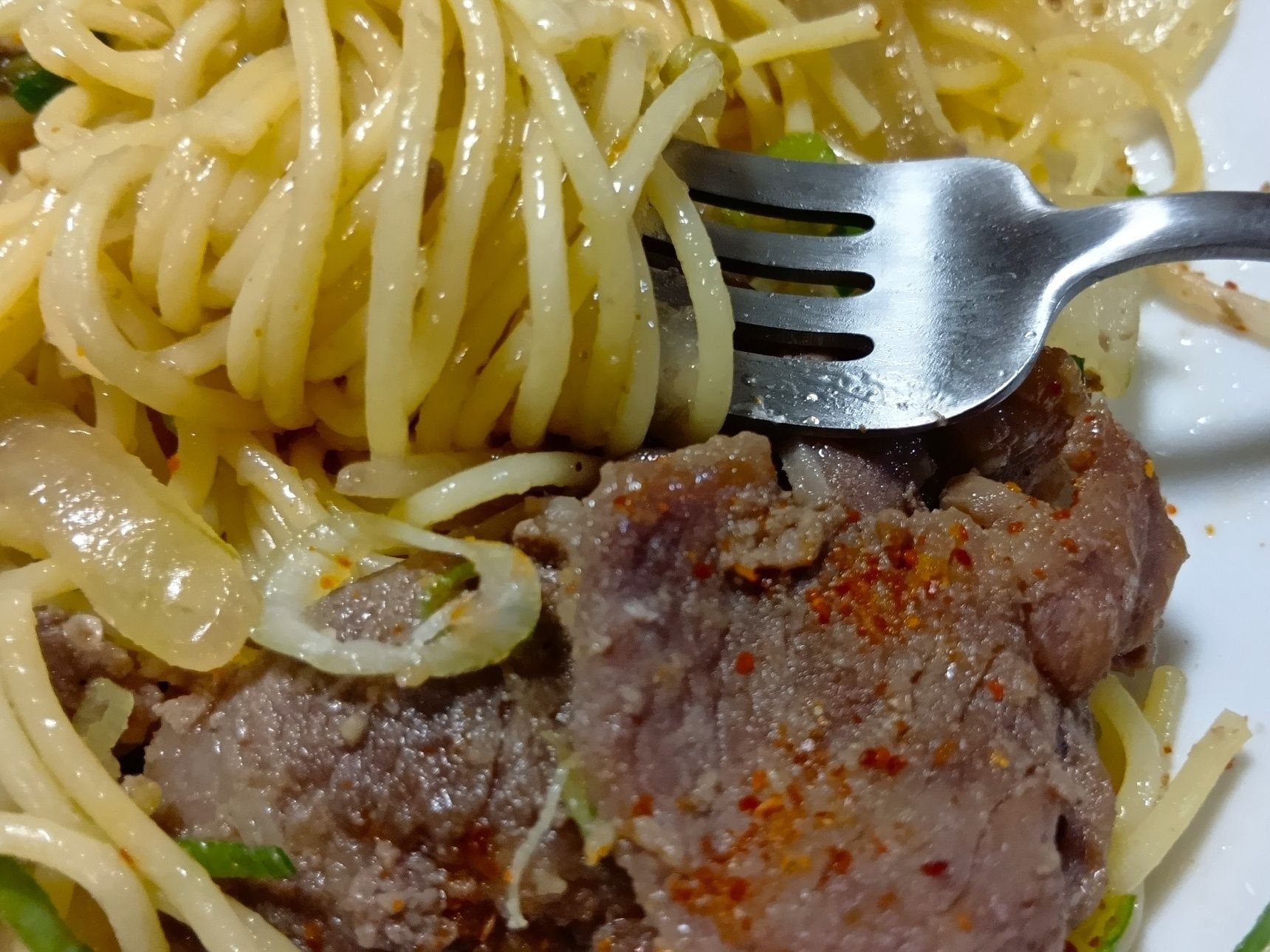 ラム肉の美味しさともやしの食感、レッドペパーのピリッとした辛みが楽しめる一皿です。