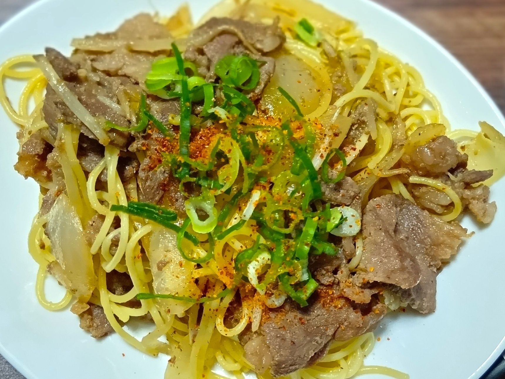 長沼じんぎすかんラムの旨みがたっぷり詰まった、食べ応えのあるパスタです。もやしでボリュームもアップ！手軽に作れるので、ランチや忙しい日のごはんにもおすすめです。