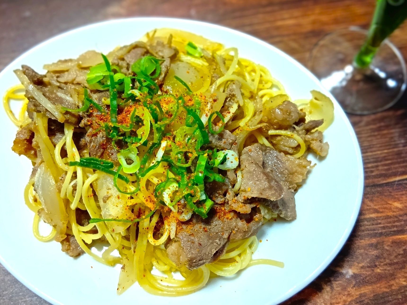 簡単！旨みたっぷり！じんぎすかんラムと野菜の旨辛パスタ