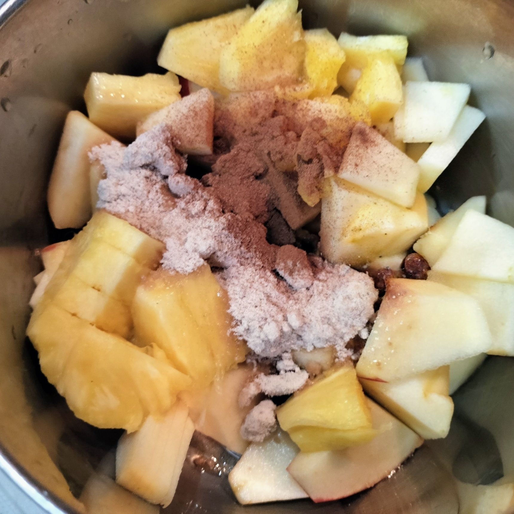 1. 鍋に、食べやすい大きさに切ったりんごとパイナップル、材料●を入れ、弱火〜中火で煮詰める。粗熱を取る。