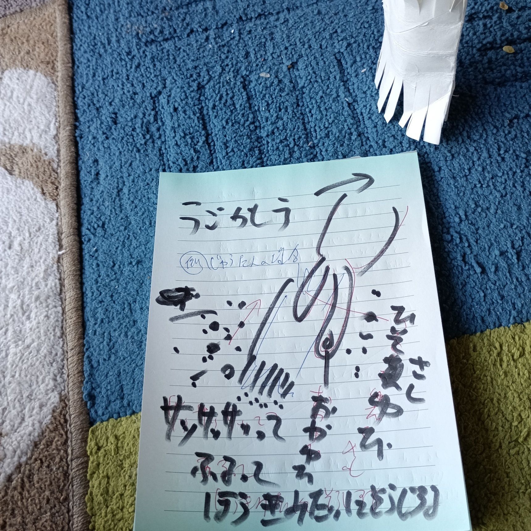 使い方は、ほうきで掃くようなイメージ。人差し指を芯の中に入れ、親指を外側に添えてつまむように持ちます。  あとは、サササッと小刻みに動かして、ほうきのようにゴミを掃き取るだけです。