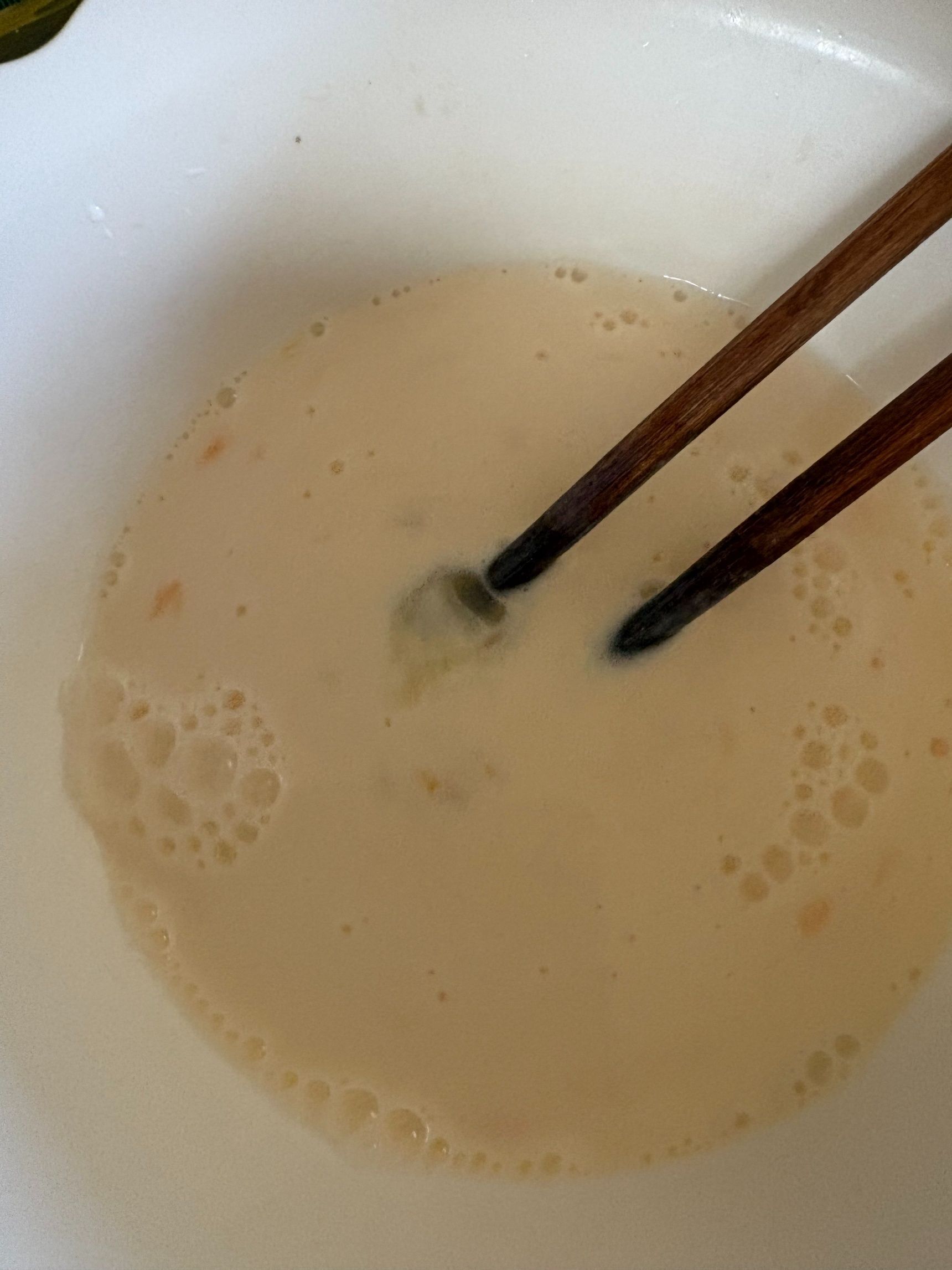 ボウルに牛乳と卵を入れ、よく混ぜます。