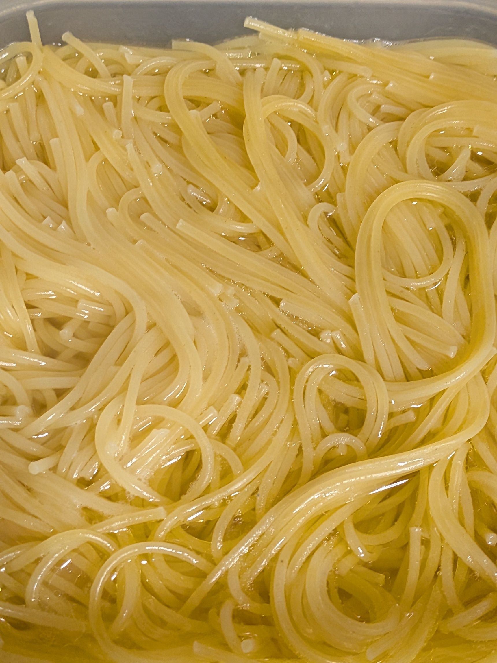 5、◯を合わせ、スパゲッティを袋の表示茹で時間の1分前まで加熱する。（茹で上がり直前に茹で汁大さじ2をとっておく。）