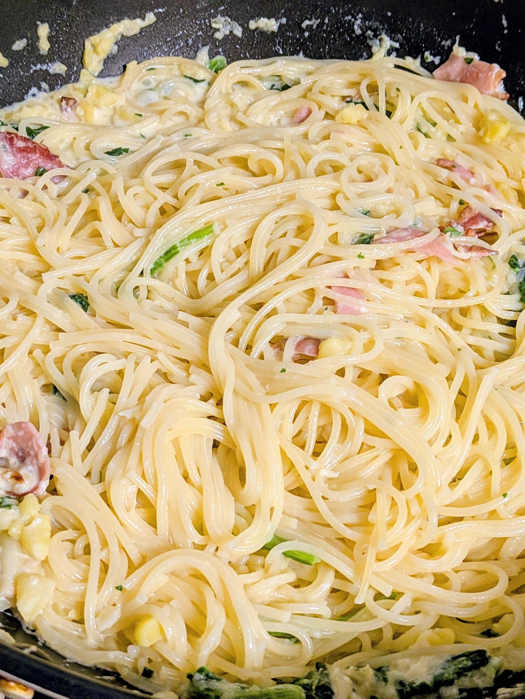 6、工程4に茹で汁大さじ2を入れ、中火で混ぜながらソースを乳化させる。工程5のスパゲッティをザルにあげて水気を切り、さっと合わせる。