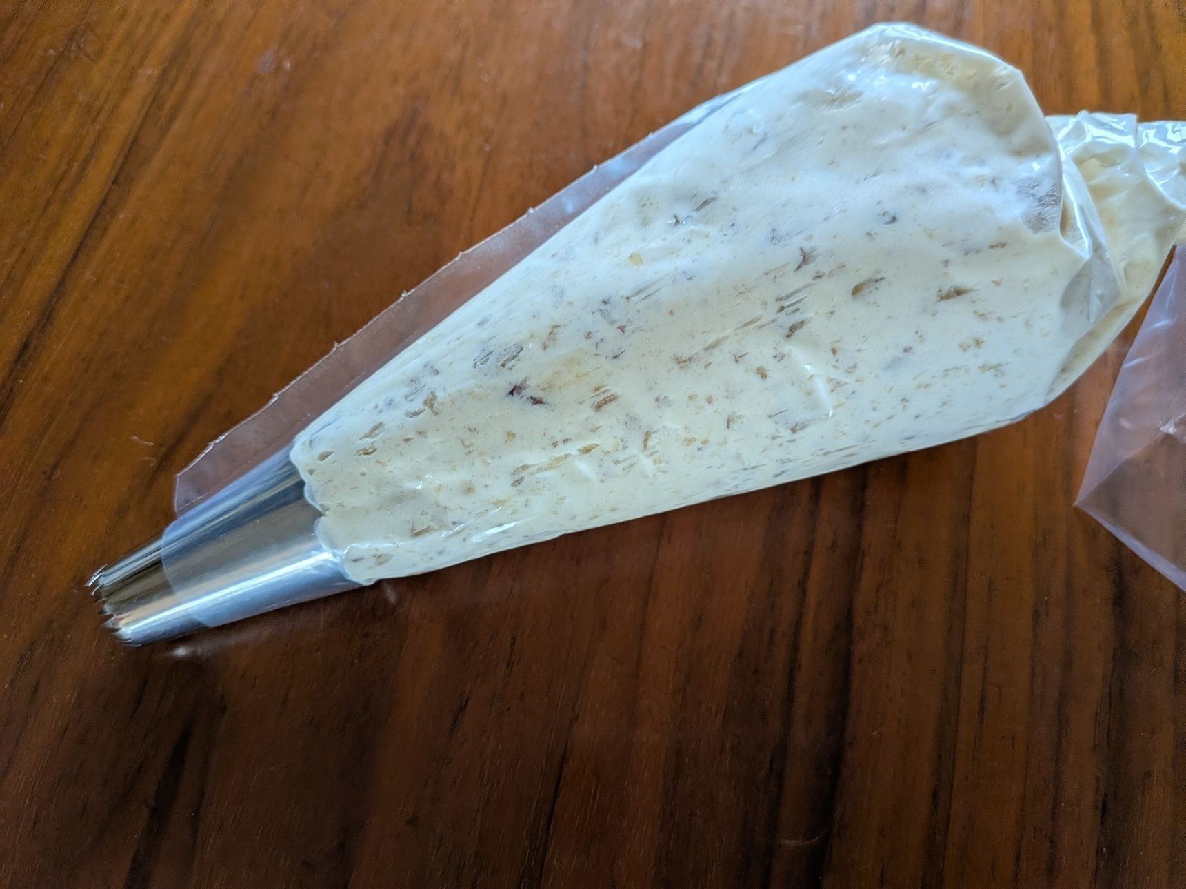 1、〈栗クリームを作る〉◯を鍋に入れ、弱火で煮る。汁気がなくなるくらいまで。冷まして冷凍ホイップクリームを混ぜ合わせる。絞り袋に入れる。