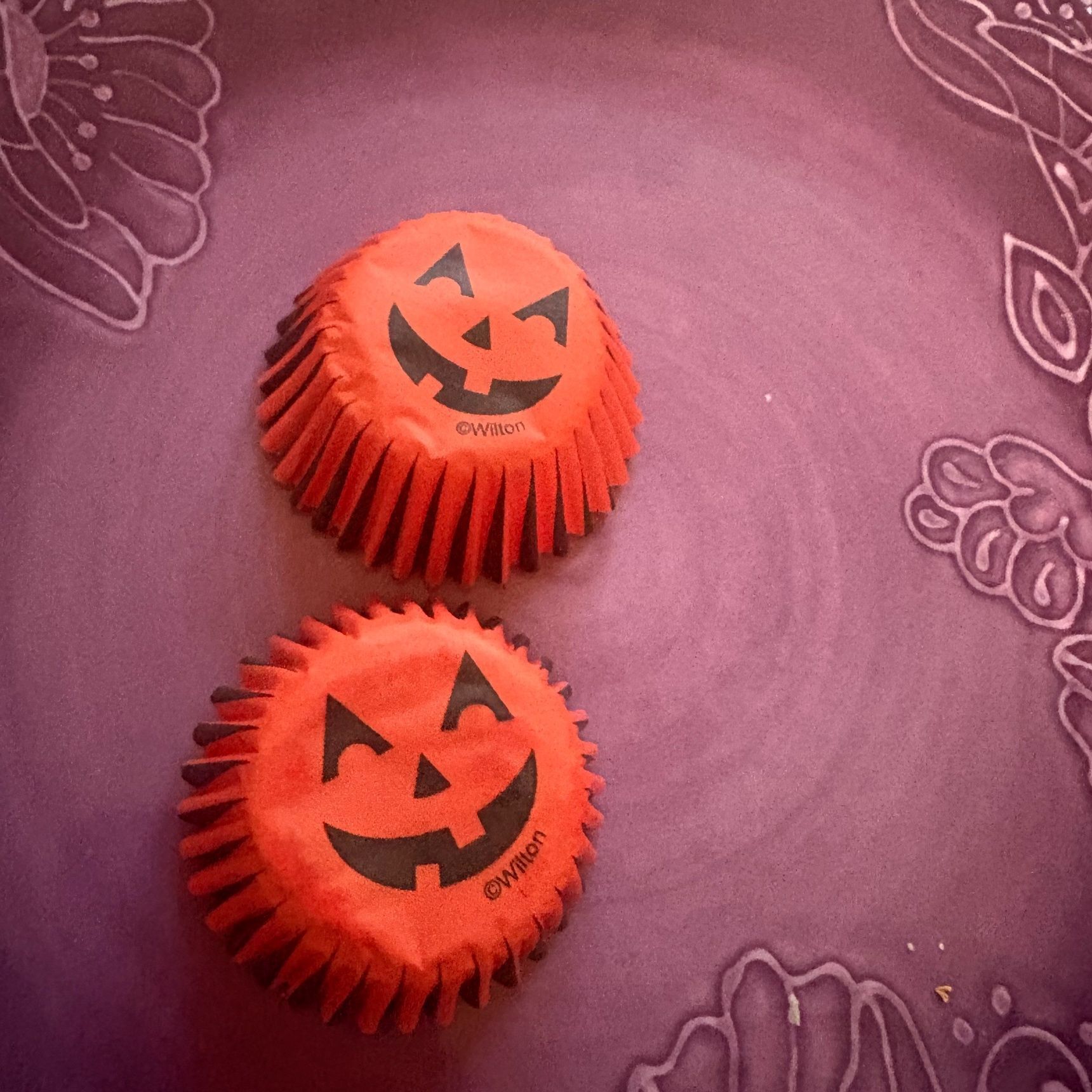 ハロウィンのカップに、1つずつのせました！