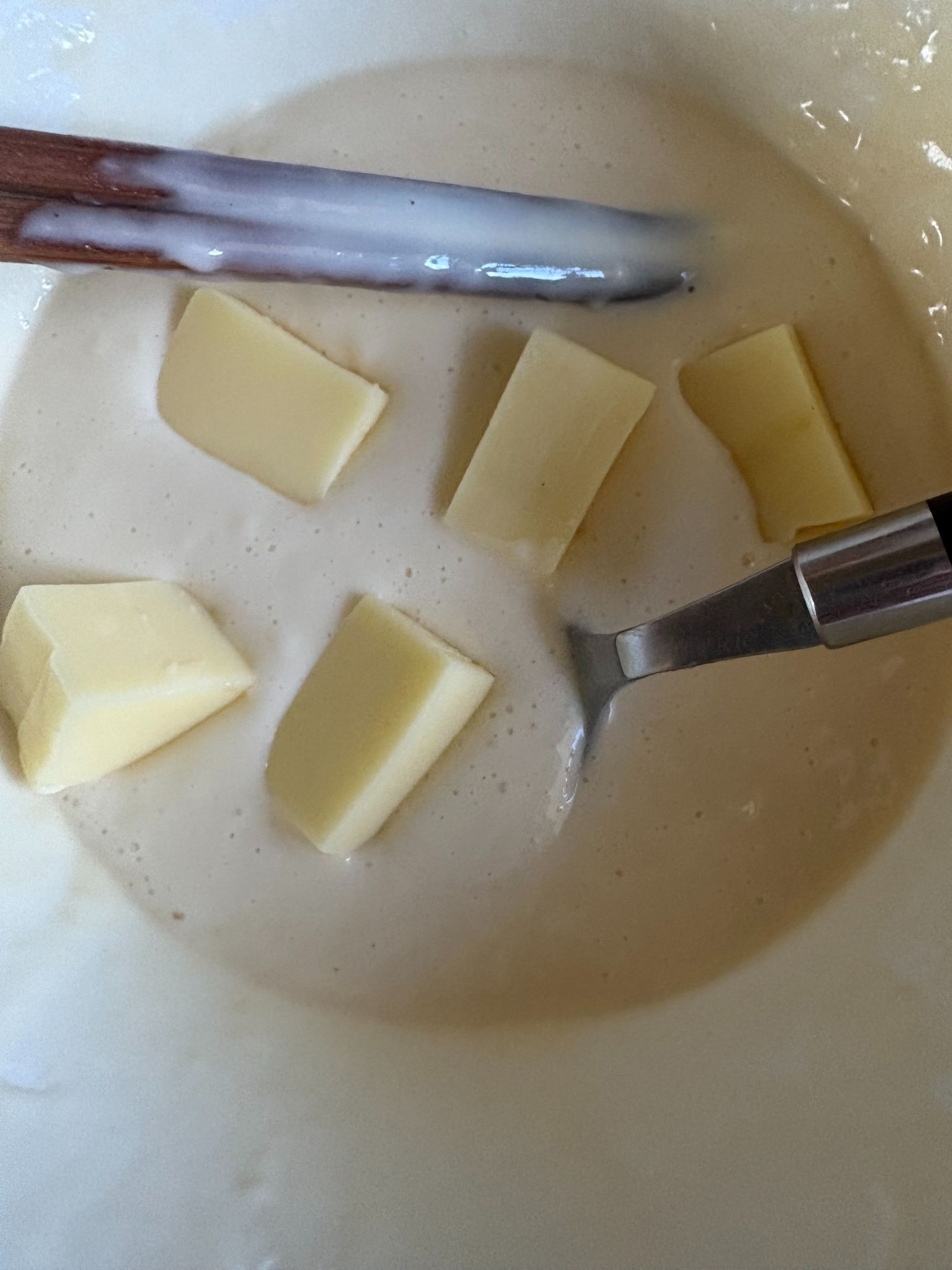 チーズが溶け出さないように、170℃の油でサッと揚げます。