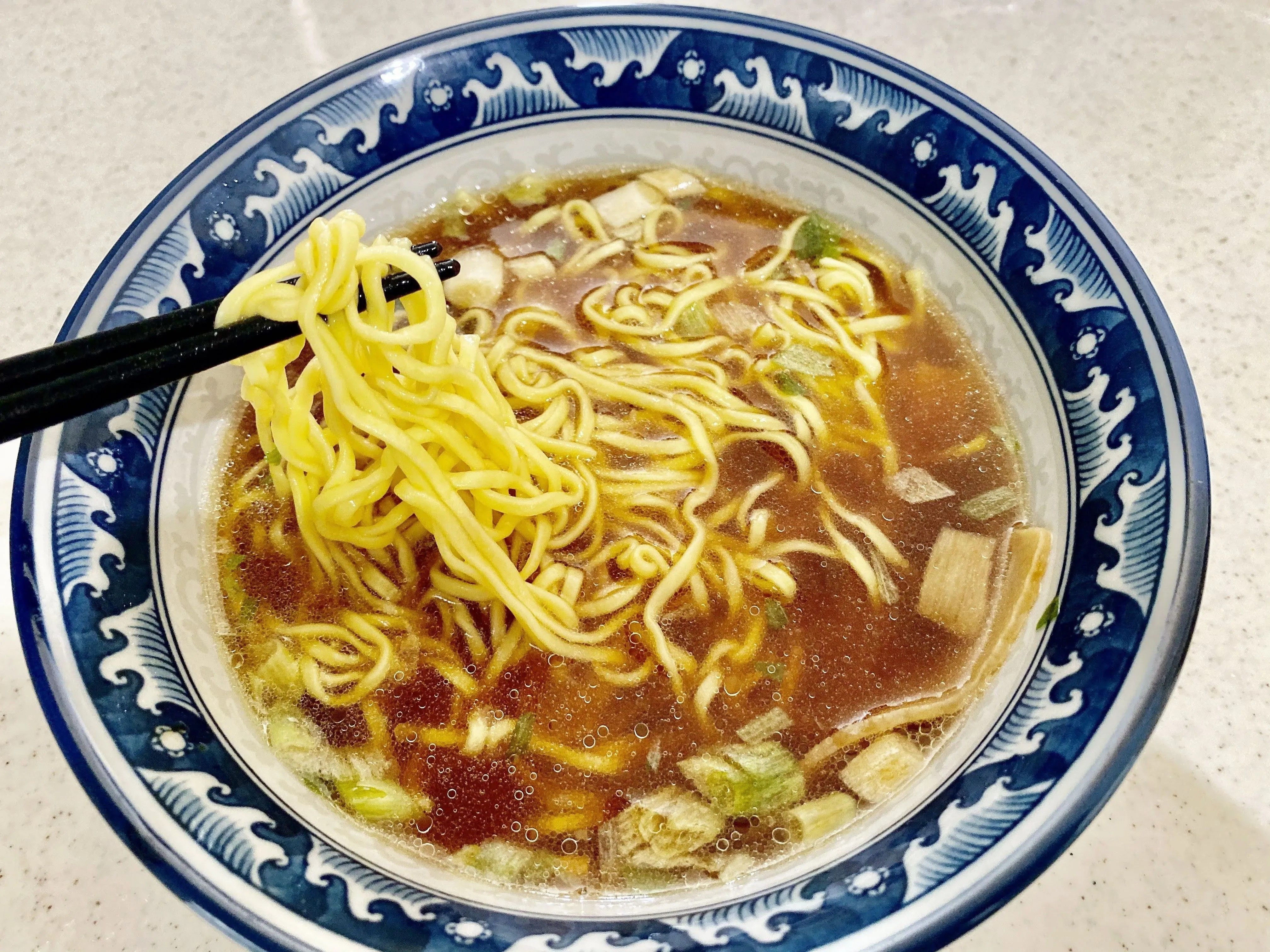 お湯を沸かさない『袋麺』の作り方！カップ麺でも試してみた→“ラクすぎて戻れない”結果に…