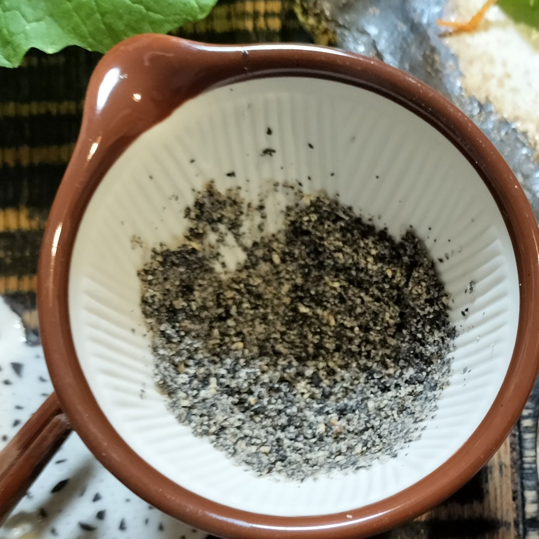 3、炒りごま（黒）をすり鉢に入れる