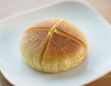『市販のパン』をひと手間アレンジ！蒸しパンはサクふわ、カレーパンはカリとろに♪